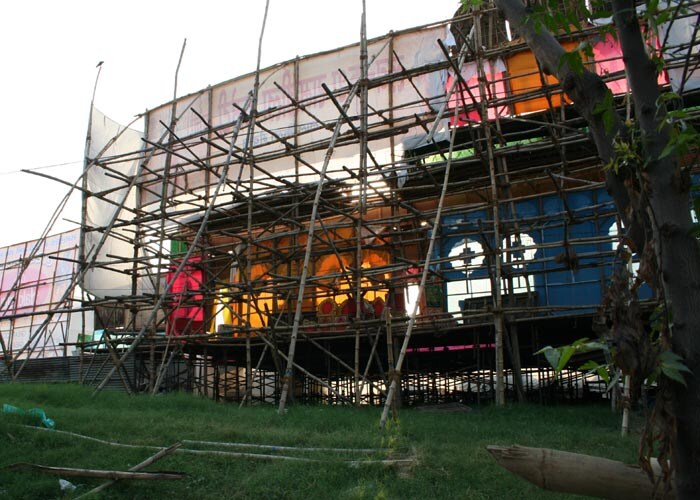 <strong>Easy does it:&nbsp;</strong> Putting up this stage is no child&rsquo;s play. Behind that rough frame, satin and velvet are draped on wood to erect a massive structure. (NDTV Photo)