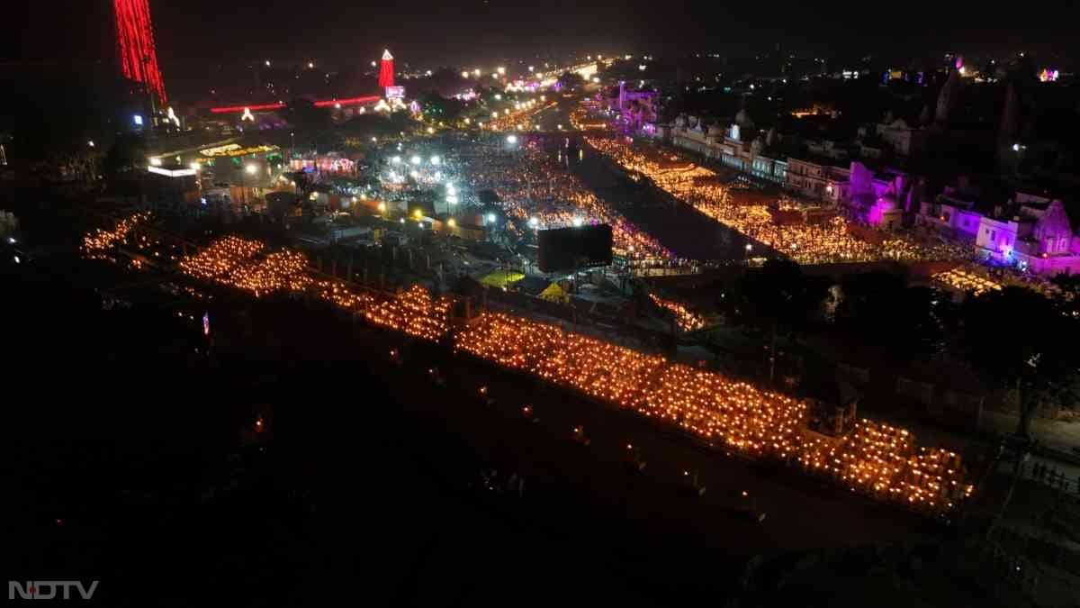 दीपावली की पूर्व संध्या पर दीपोत्सव के आठवें संस्करण के दौरान बुधवार को सरयू नदी के किनारे 25,12,585 दीयों की रोशनी से जगमगाती प्रभु श्रीराम की नगरी अयोध्या का नजारा अद्भुत था.