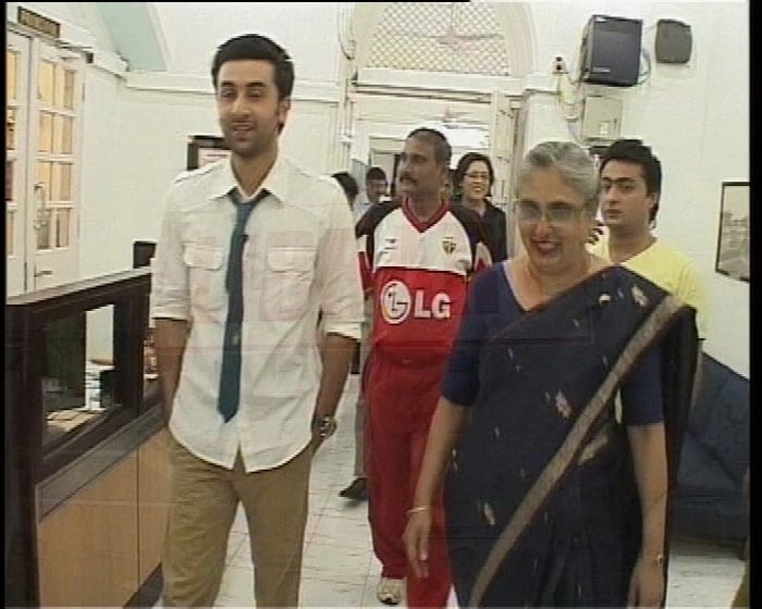 He went to his classrooms, cafeteria and library with the present principal and relived the old times he had spent in the school.
