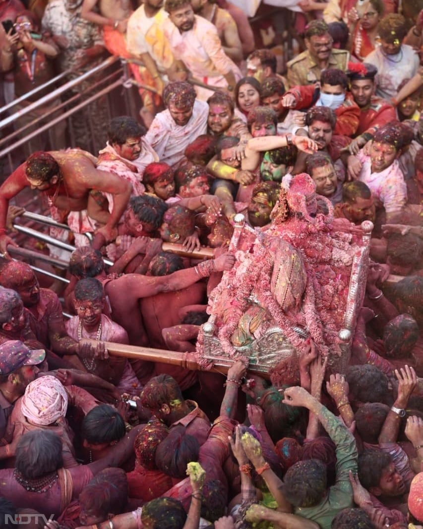 नजारा ऐसा कि मन मोह ले... काशी में रंगभरी एकादशी की धूम, शिवभक्तों ने जमकर उड़ाया गुलाल