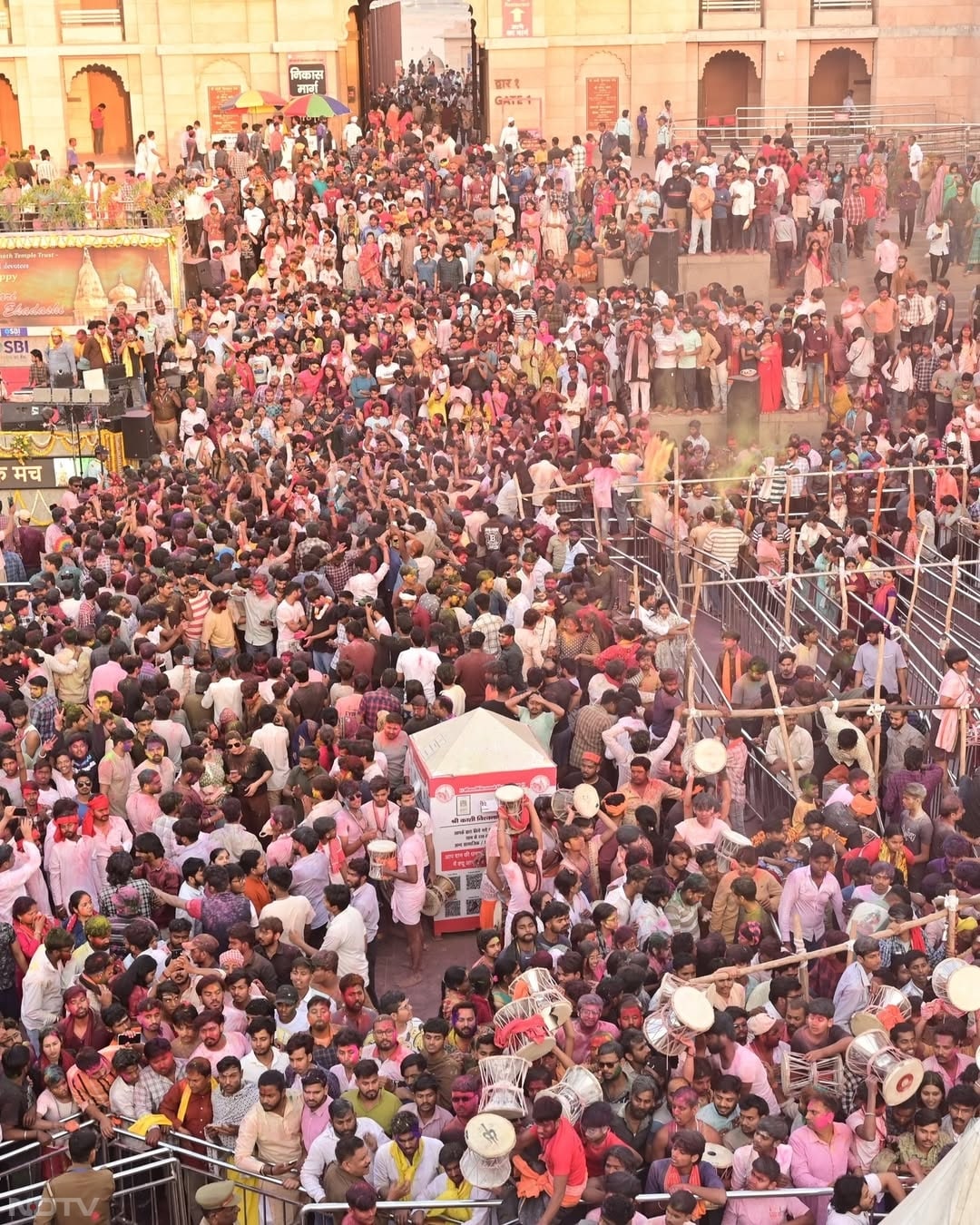 नजारा ऐसा कि मन मोह ले... काशी में रंगभरी एकादशी की धूम, शिवभक्तों ने जमकर उड़ाया गुलाल