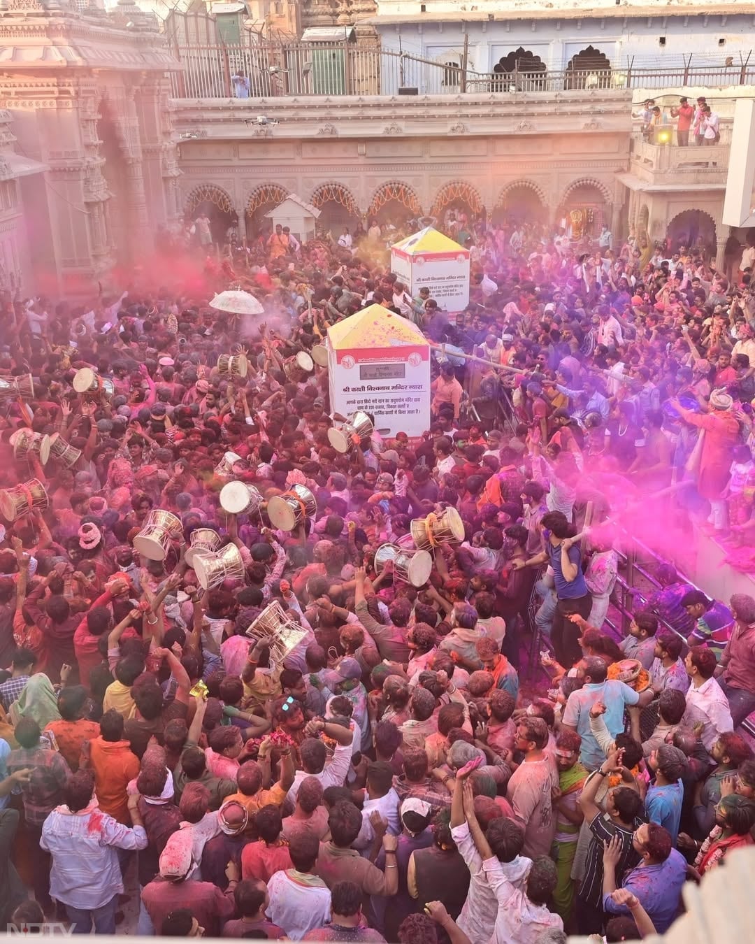 नजारा ऐसा कि मन मोह ले... काशी में रंगभरी एकादशी की धूम, शिवभक्तों ने जमकर उड़ाया गुलाल