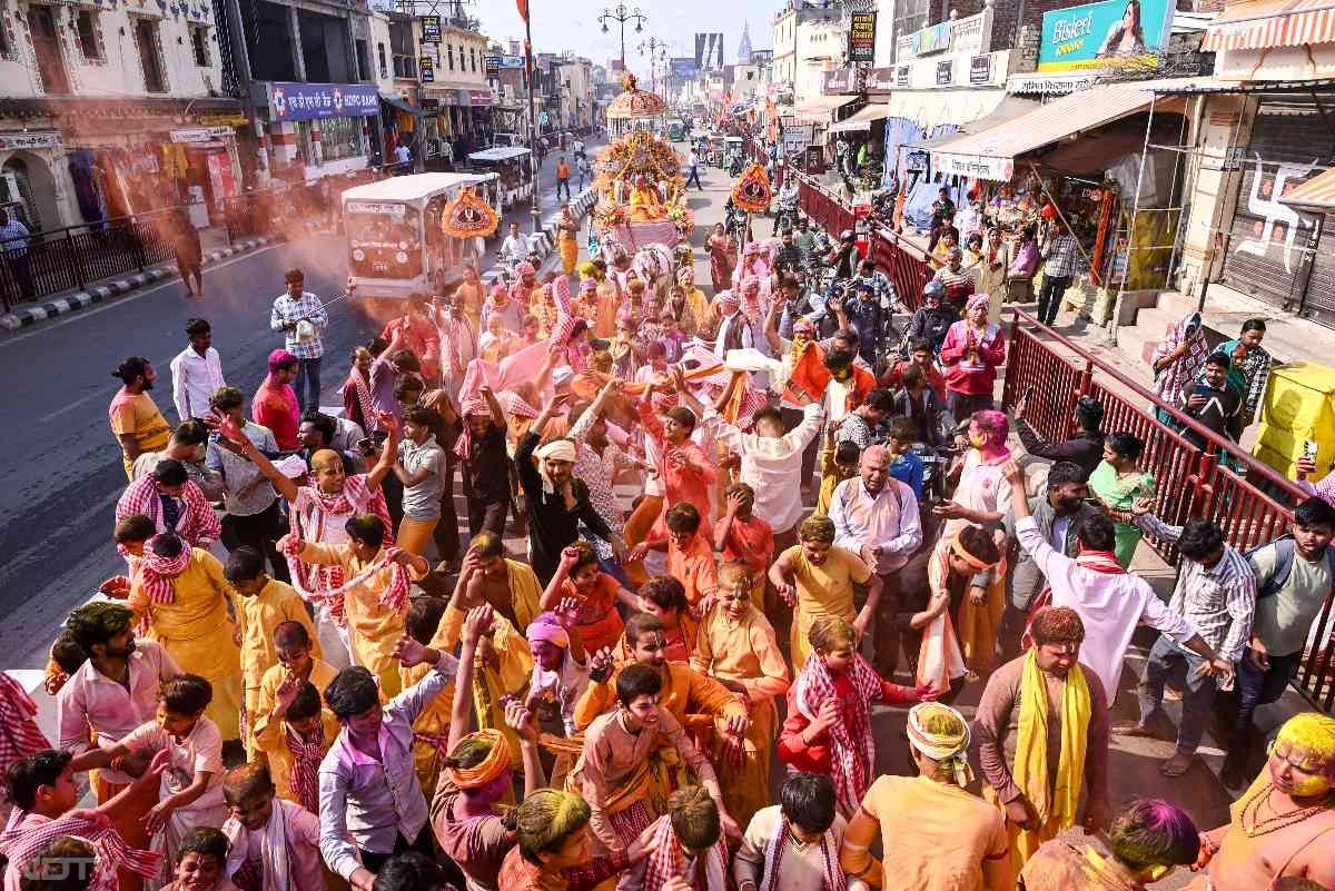 नजारा ऐसा कि मन मोह ले... काशी में रंगभरी एकादशी की धूम, शिवभक्तों ने जमकर उड़ाया गुलाल