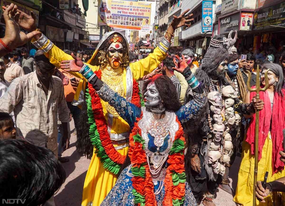 नजारा ऐसा कि मन मोह ले... काशी में रंगभरी एकादशी की धूम, शिवभक्तों ने जमकर उड़ाया गुलाल