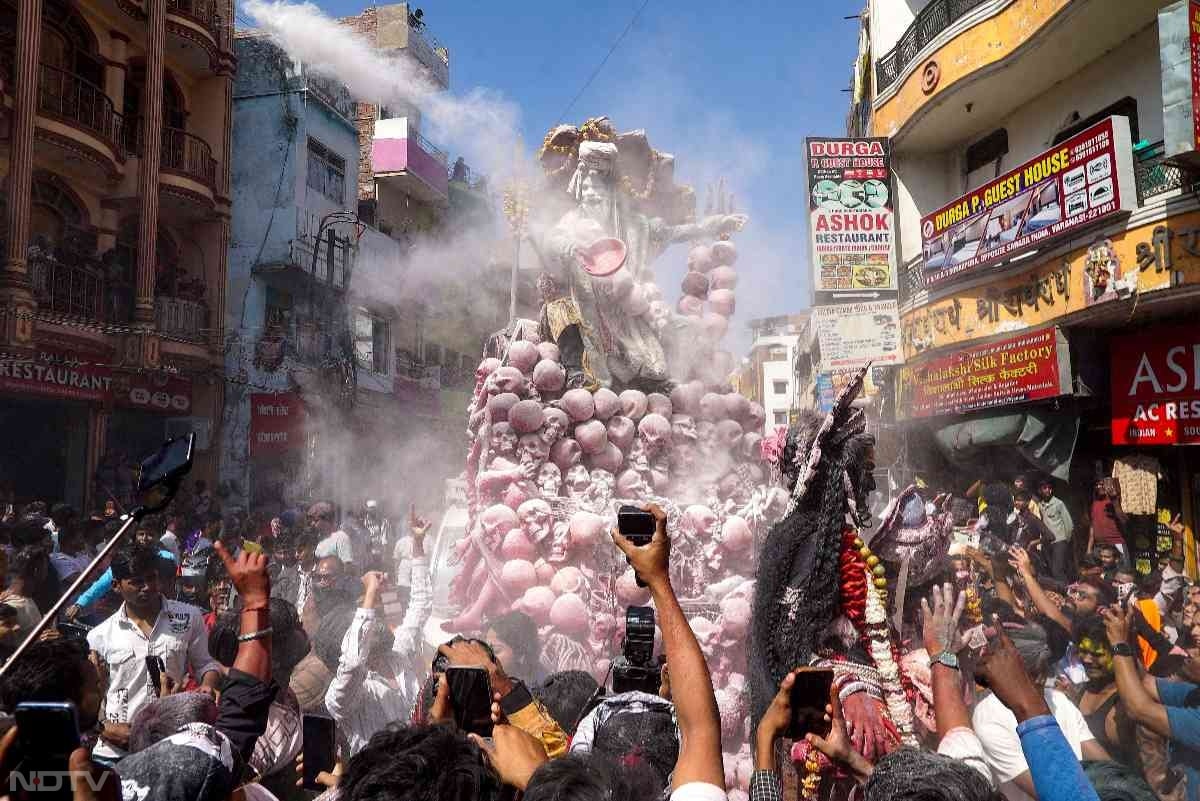 नजारा ऐसा कि मन मोह ले... काशी में रंगभरी एकादशी की धूम, शिवभक्तों ने जमकर उड़ाया गुलाल