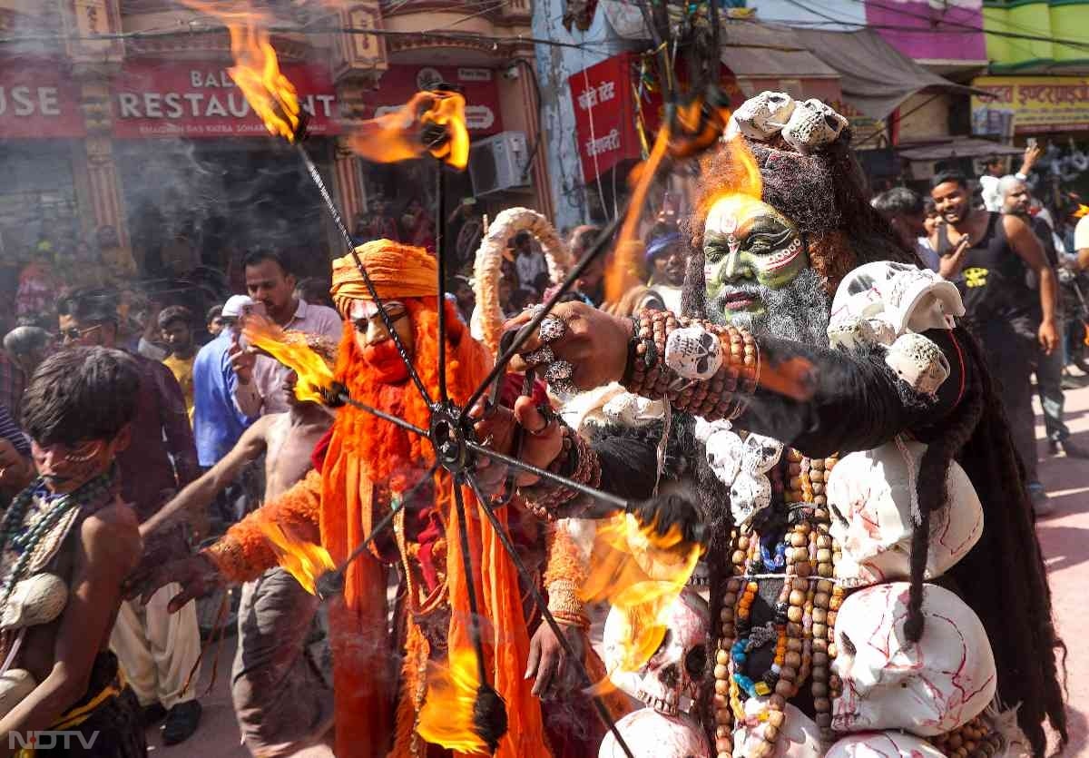 नजारा ऐसा कि मन मोह ले... काशी में रंगभरी एकादशी की धूम, शिवभक्तों ने जमकर उड़ाया गुलाल