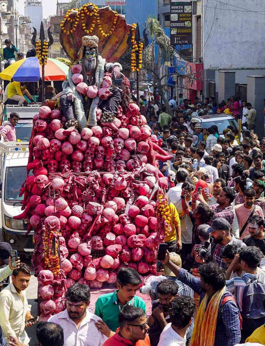 नजारा ऐसा कि मन मोह ले... काशी में रंगभरी एकादशी की धूम, शिवभक्तों ने जमकर उड़ाया गुलाल