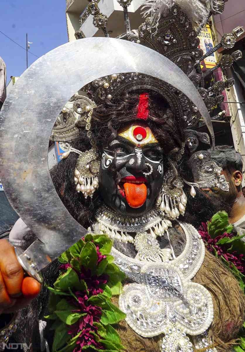 नजारा ऐसा कि मन मोह ले... काशी में रंगभरी एकादशी की धूम, शिवभक्तों ने जमकर उड़ाया गुलाल