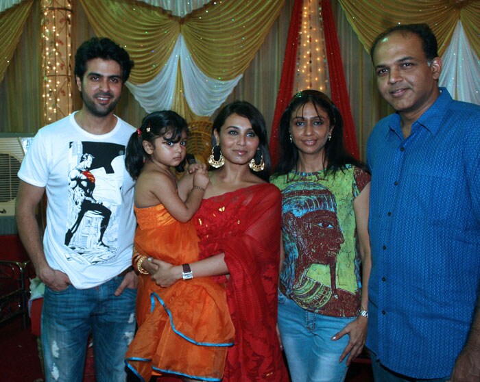 Rani holding her neice (brother's daighter) posing along with Ashutosh Gowariker, Harman Baweja. (Photo: AFP)