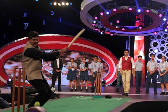 Host Vikram Chandra also tried his hand at cricket.