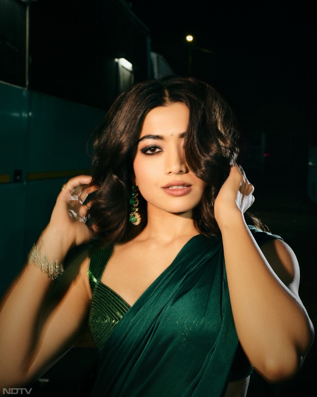 14. रश्मिका सोशल मीडिया पर काफी एक्टिव रहती हैं.