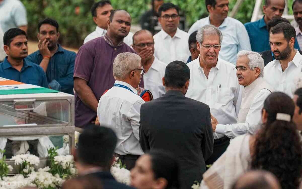 रतन टाटा ने बुधवार को ब्रीच कैंडी अस्पताल में अंतिम सांस ली. वह पिछले कुछ वक्त से बीमार चल रहे थे. वह 86 वर्ष के थे.