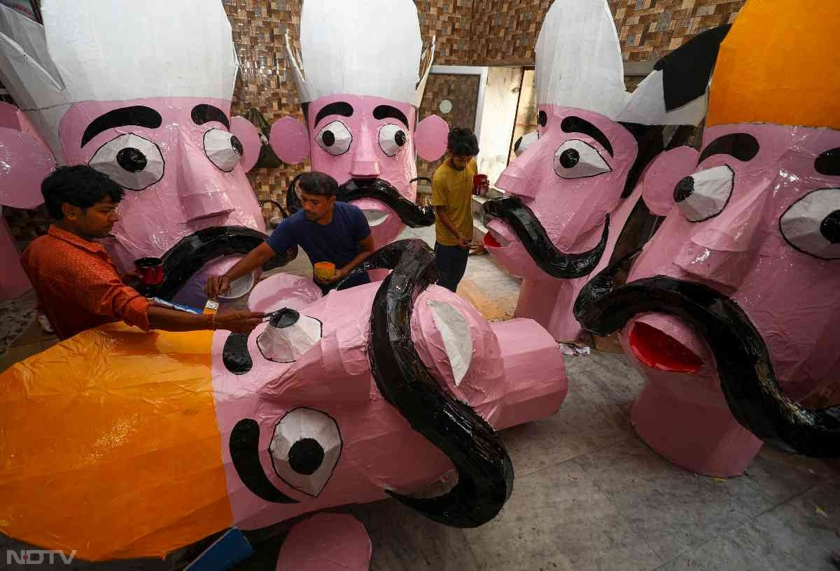 बारिश की वजह से बाहर मैदान में रखे ज्यादातर रावण खराब हो गए. वहीं अंदर रखे रावण बारिश से बचने में कामयाब रहे.