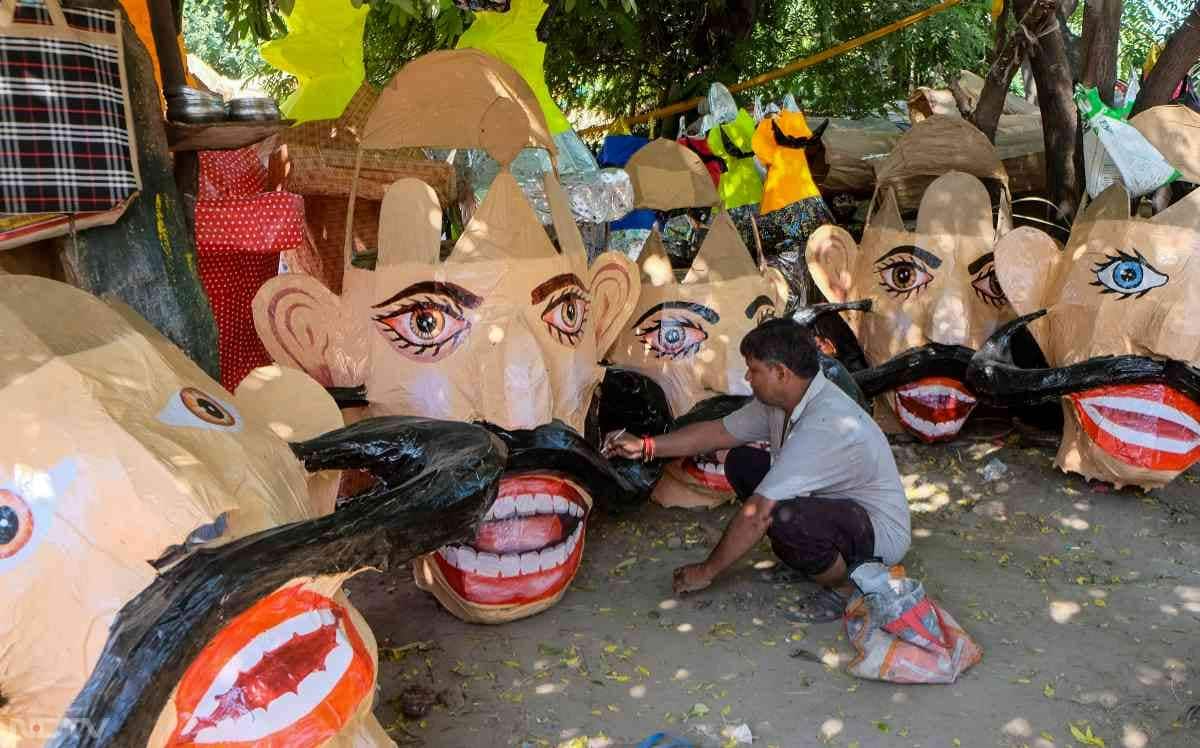 रावण दहन से पहले पुतलों को अंतिम रूप देता कलाकार, दशहरे पर पूरे देश में रावण के पुतले जलाए जाते हैं.