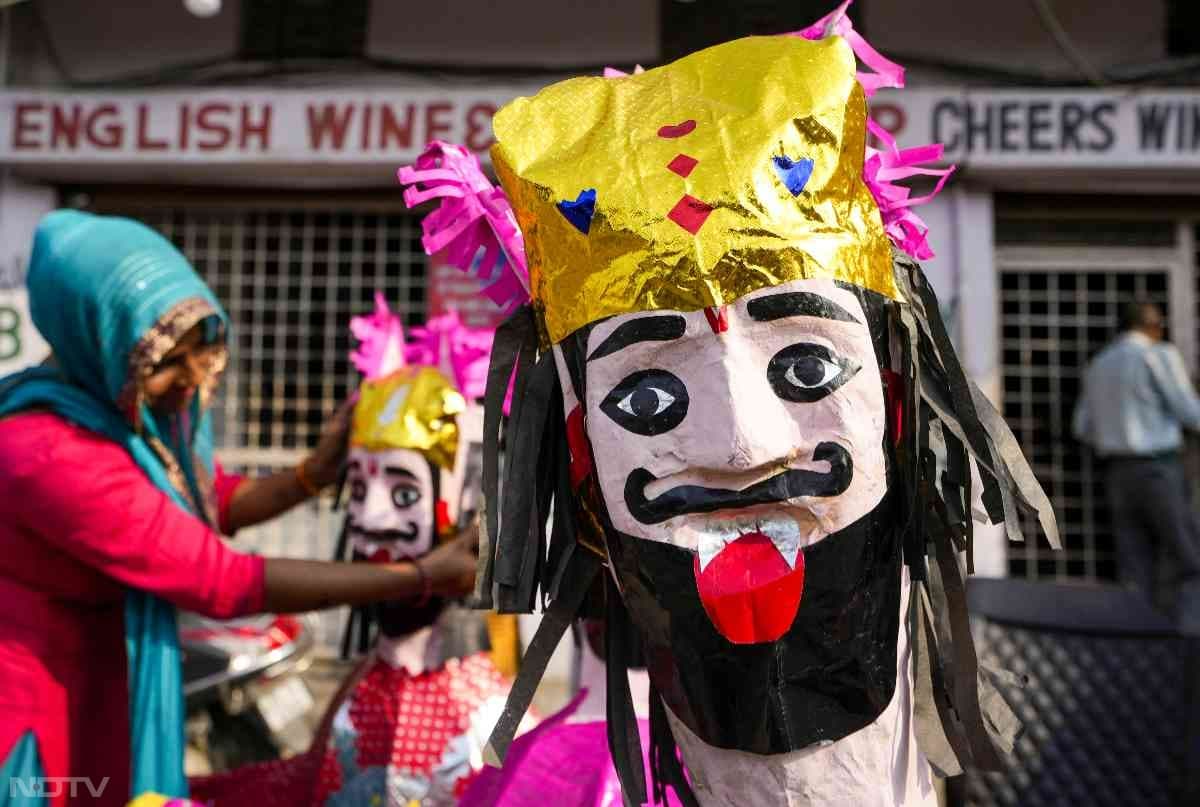 आज दिल्ली में अचानक हुई बारिश ने दशहरा उत्सव में खलल डालने का काम कर दिया है. जिससे लोगों को निराश होना जाहिर है