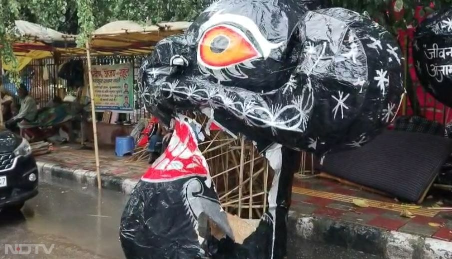 दिल्ली की बारिश में चपेट में आया हर छोटा बड़ा रावण बारिश ने गला दिया, जिन्हें कई दिनों से बना के अंतिम रूप दिया जा चुका था.