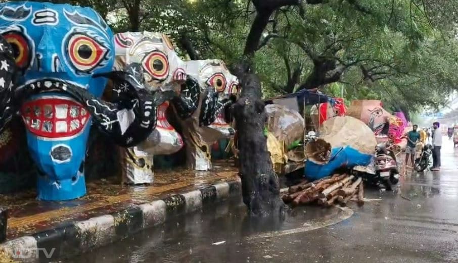 दिल्ली में आज अचानक हुई तेज बारिश ने लोगों को गर्मी से बड़ी राहत दी, लेकिन बारिश की वजह से दशहरे के पहले ही रावण के पुतले गल गए.