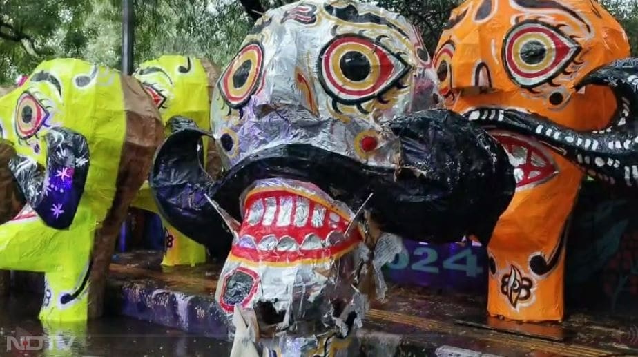 2 अक्टूबर को दशहरा है और बारिश से मैदानों में पानी भर गया, इन्हीं मैदानों में रावण दहन होना है.