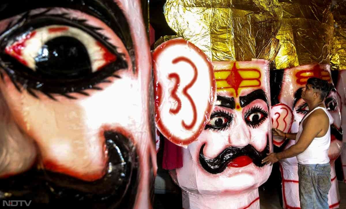 दशहरे के दिन रावण, मेघनाद और कुंभकर्ण के पुतले लगाए जाते हैं वहां कीचड़ और पानी का असर साफ दिखाई दे रहा है.