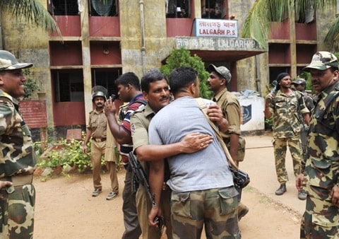 <b>Early success:</b> Paramilitary soldiers embrace as they enter the Lalgarh police station in Midnapore on June 20, 2009. (AFP)