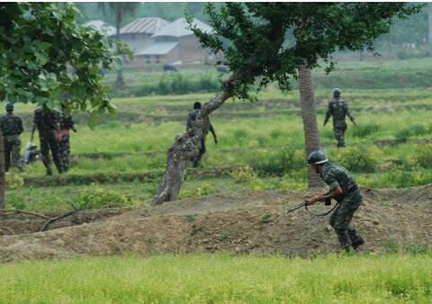 <b>In position:</b> A paramilitary soldier takes up position during combat with Maoists in Pirrakuli village near Lalgarh in Midnapore district, some 200 km 

west of Kolkata, on June 19, 2009. (AFP)