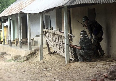 <b>In the battle zone:</b> Paramilitary soldiers take position during an encounter with Maoist rebels at Bhimpur, in west Midnapore, about 152 kilometers 

west from Kolkata, on June 19, 2009. (AP)