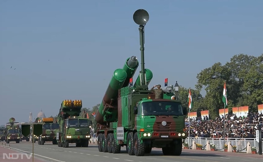 राष्ट्रपति द्रौपदी मुर्मू द्वारा ध्वजारोहण के साथ ही परेड की शुरुआत हुई थी.