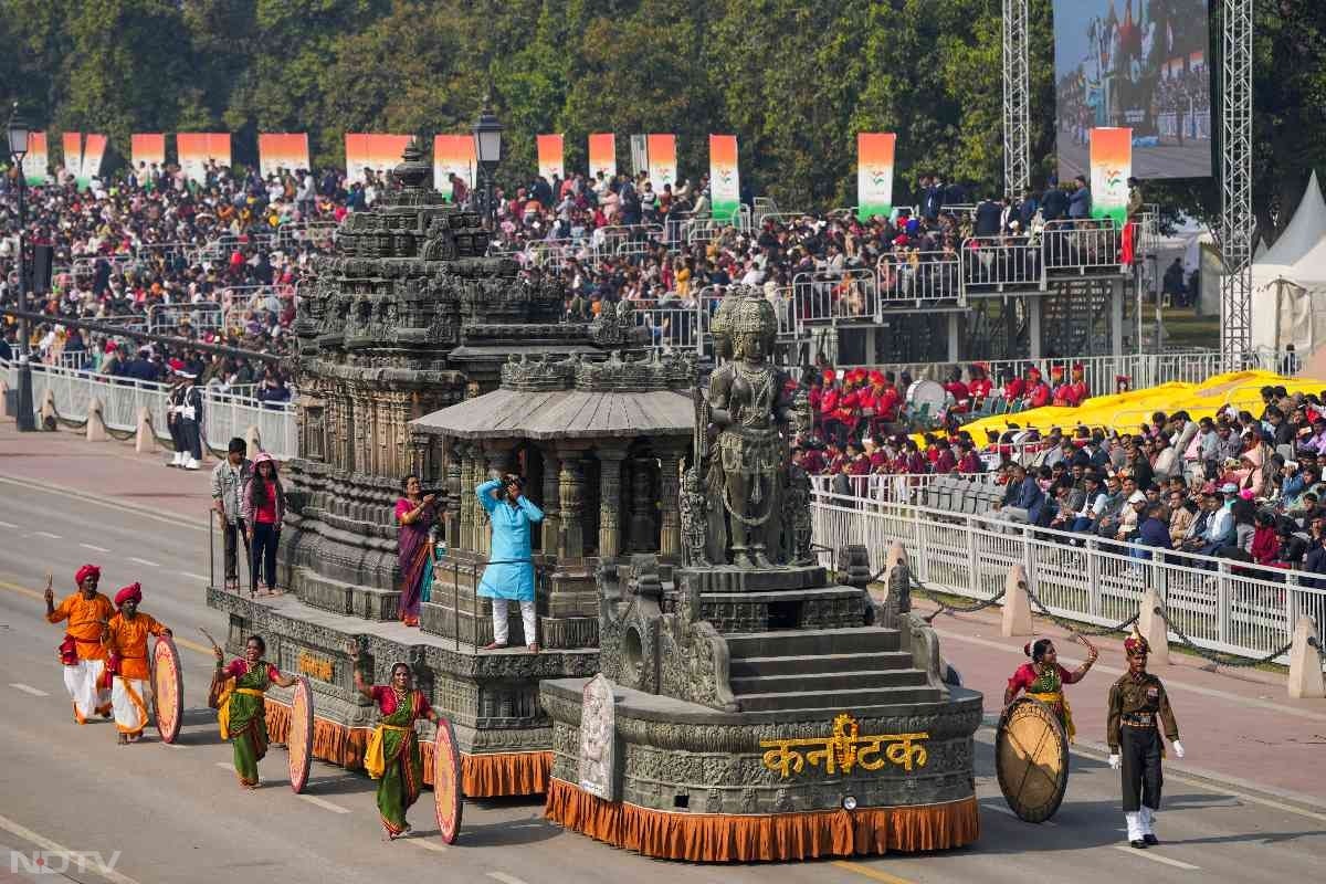 परेड में कर्नाटक राज्य की झांकी लक्कुंडी को प्रदर्शित करती है, जो पत्थर शिल्प का उद्गम स्थल है, और राज्य की समृद्ध ऐतिहासिक धरोहर को उजागर करती है.