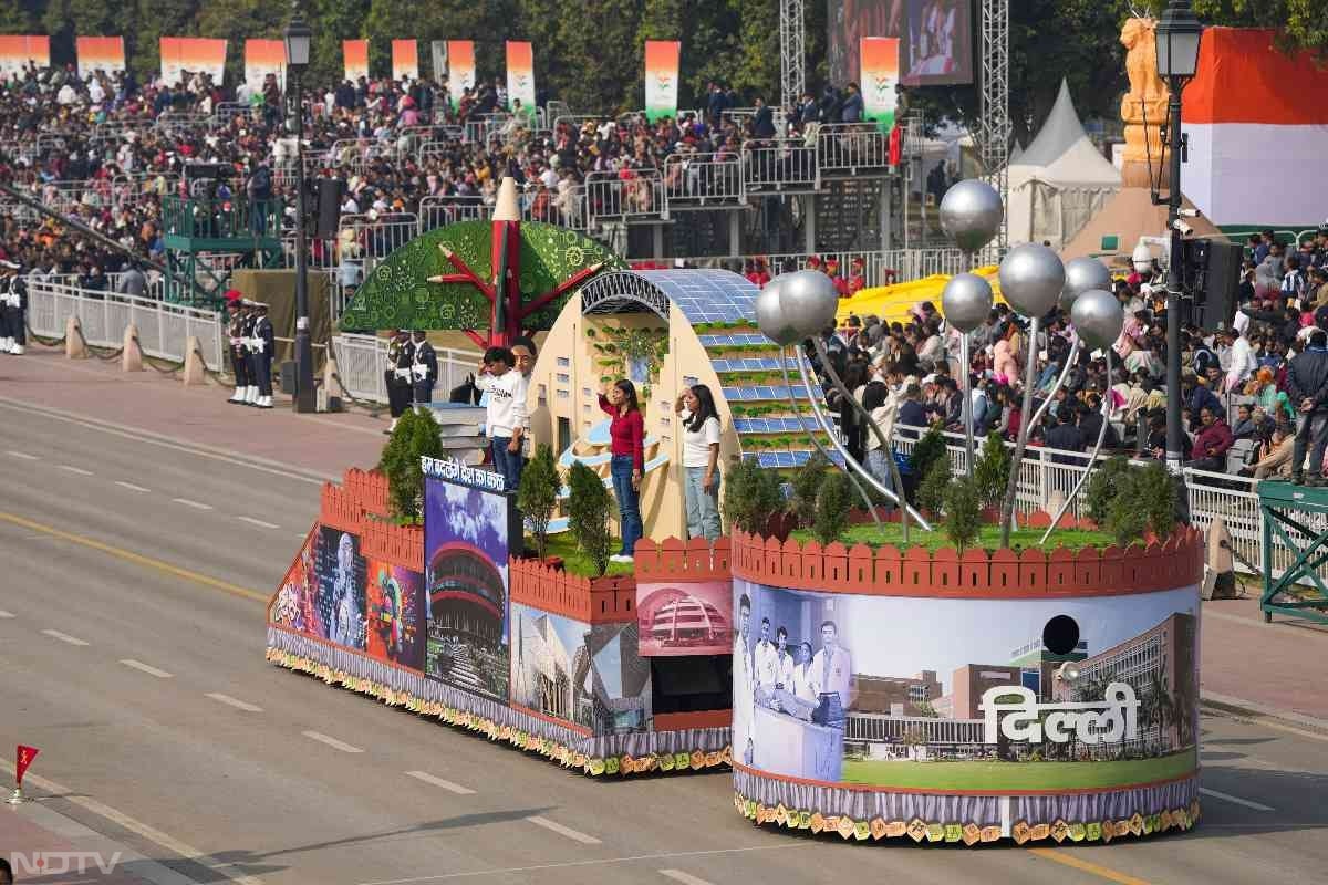 परेड में दिल्ली की झांकी शिक्षा के महत्व को प्रदर्शित करती है, जो गुणवत्तापूर्ण शिक्षा को बढ़ावा देने में दिल्ली की प्रगति को दर्शाती है.