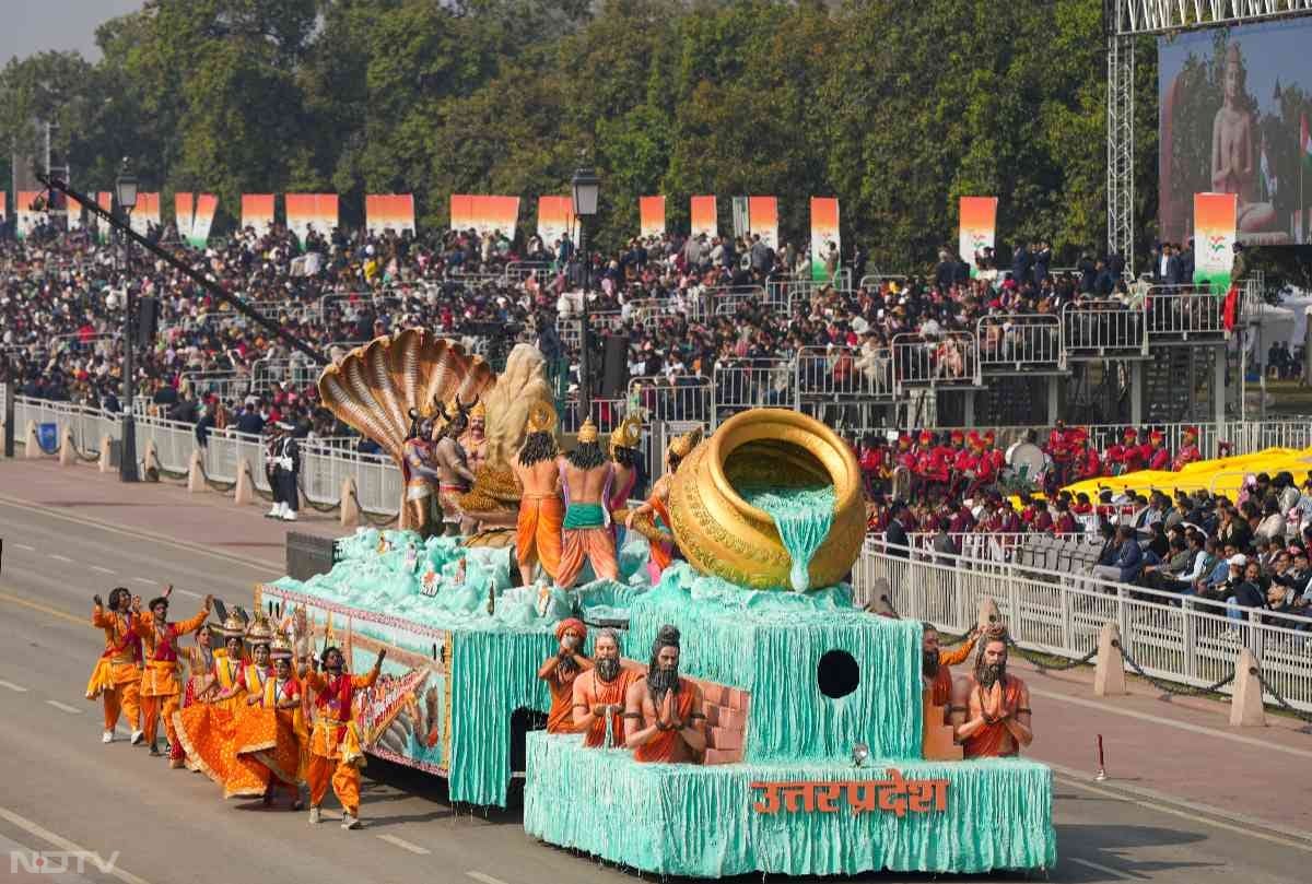 परेड में उत्तर प्रदेश की झांकी 'महाकुंभ 2025' दिव्यता और भव्यता का शानदार प्रदर्शन, भारत की सांस्कृतिक समृद्धि और आध्यात्मिक धरोहर को दर्शाता यह अद्भुत दृश्य