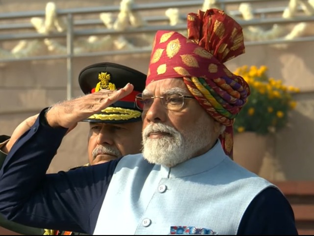 मरून पगड़ी, शहीदों को श्रद्धांजलि, गणतंत्र दिवस पर देखिए पीएम मोदी तस्वीरें