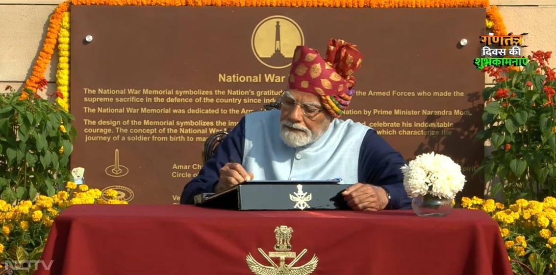 भारत अपना 77वां गणतंत्र दिवस मना रहा है, 77वे गणतंत्र दिवस को बड़े धूमधाम से मनाया जा रहा है. इस मौके पर पीएम मोदी ने सुबह सबसे पहले देशवासियों को शुभकामनाएं दी.