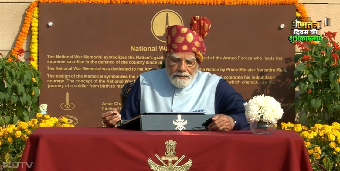 प्रधानमंत्री नरेंद्र मोदी ने सोमवार को नई दिल्ली में नेशनल वॉर मेमोरियल में शहीद नायकों को श्रद्धांजलि देकर 77वें गणतंत्र दिवस समारोह की शुरुआत की.