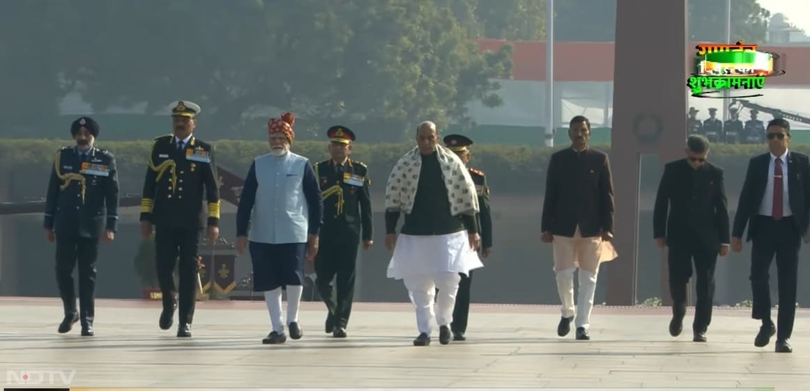 पीएम मोदी रक्षा मंत्री राजनाथ सिंह के साथ वॉर मेमोरियल पहुंचे, जहां उन्होंने शहीदों को श्रद्धांजलि अर्पित की. इस दौरान सेना प्रमुख में भी उनके साथ मौजूद थे.