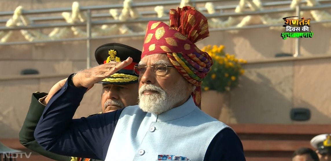 समारोह में पीएम मोदी ने स्मारक पर पुष्पांजलि अर्पित की और देश के लिए अपनी जान कुर्बान करने वाले बहादुर सैनिकों को श्रद्धांजलि देने में देश का नेतृत्व किया.