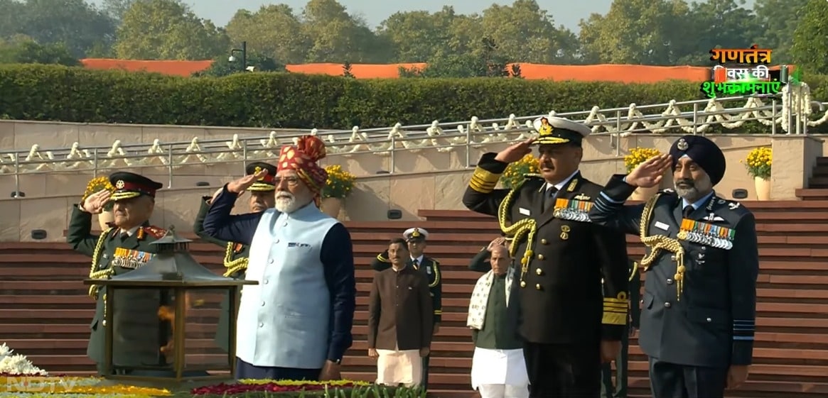 इंटर-सर्विसेज गार्ड्स, जिसमें एक अधिकारी और 21 इनर गार्ड्स (हर सर्विस से सात) शामिल थे ने सम्मान देने के लिए 'सलामी शस्त्र' और उसके बाद 'शोक शस्त्र' की परंपराओं का पालन किया.