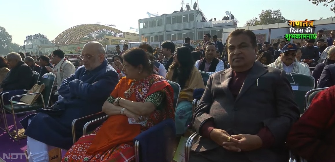 गणतंत्र दिवस समारोह के लिए देश के तमाम बड़े मंत्री पहुंचे हैं, जिनमें गृह मंत्री अमित शाह और केंद्रीय मंत्री नितिन गड़करी कुर्सी पर बैठे दिखाई दे रहे हैं.