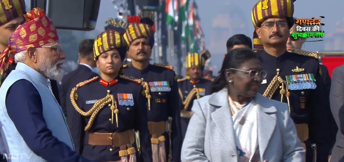 गणतंत्र दिवस समारोह में शिरकत के लिए राष्ट्रपति द्रौपदी मुर्मू भी पहुंचीं. जिनका स्वागत खुद पीएम मोदी ने आगे बढ़कर किया. राष्ट्रपति अपनी शाही सवारी से पहुंचीं.