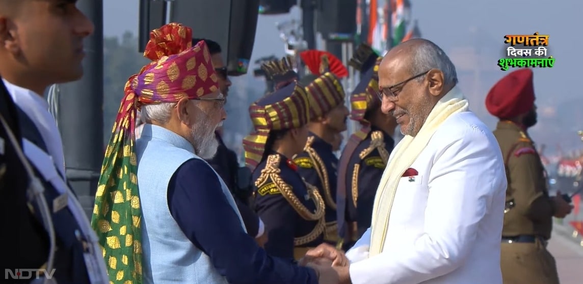 गणतंत्र दिवस के मौके पर पीएम मोदी और देश के उपराष्ट्रपति सी पी राधाकृष्णन के बीच गर्मजोशी से मुलाकात हुई. इस मुलाकात के दौरान पीएम मोदी खुलकर हंसते दिखाई दिए.