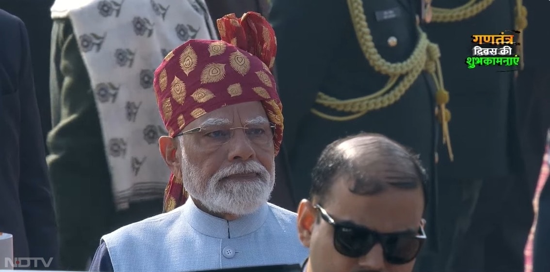 पीएम मोदी नेशनल वॉर मेमोरियल जाकर देश के वीर शहीदों को भी श्रद्धांजलि दी है. पीएम मोदी 26 जनवरी के अवसर पर खास तरह की पगड़ी भी पहनते हैं.