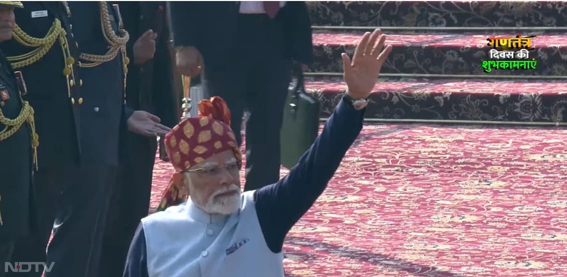 पीएम मोदी जैसे ही गणतंत्र दिवस समारोह में पहुंचे वैसे ही वहां मौजूद लोगों ने उनका जोरदार स्वागत किया. इस मौके पर पीएम मोदी ने हाथ हिलाकर लोगों का अभिवादन स्वीकार किया