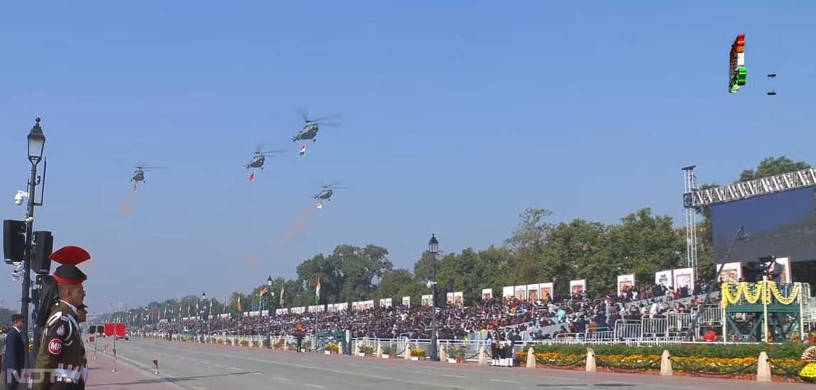 दिल्ली में कर्तव्य पथ पर ऑपरेशन सिंदूर का झंडा लिए भारतीय वायु सेना के हेलीकॉप्टर उड़ाए जा रहे हैं.