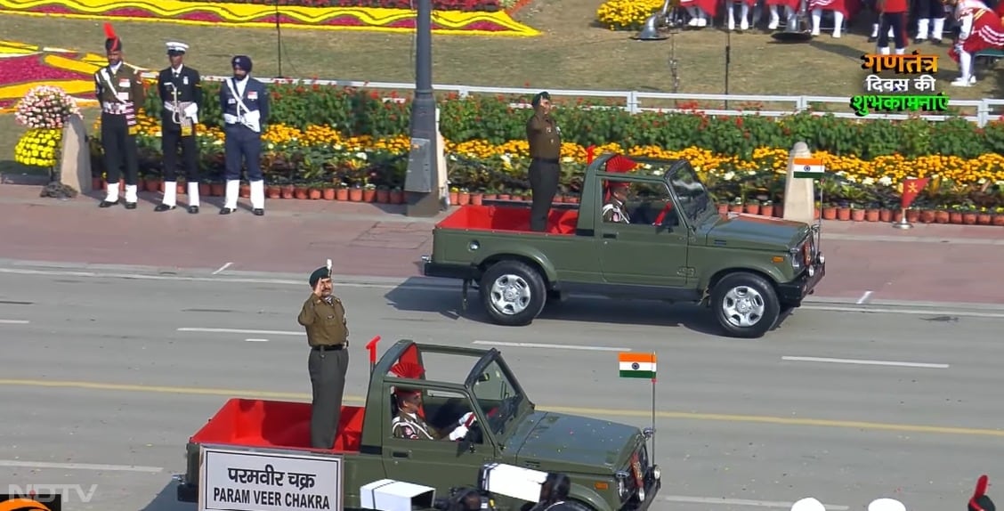 दिल्ली में कर्तव्य पथ पर राष्ट्रीय ध्वज फहराया गया, जिसके बाद राष्ट्रगान हुआ और 105 mm लाइट फील्ड गन का इस्तेमाल करके 21 तोपों की सलामी दी गई.