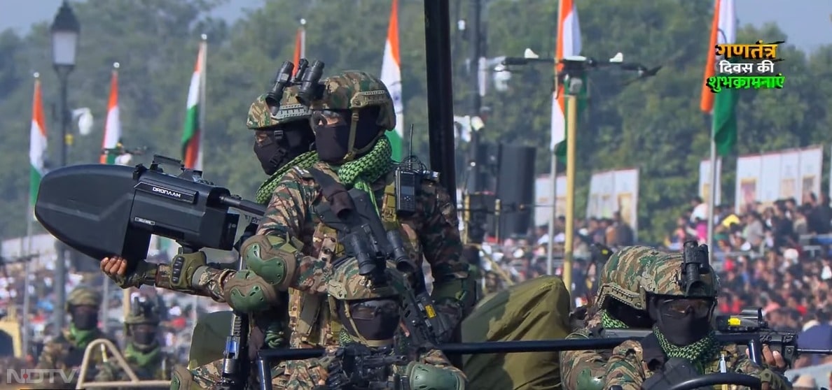 गणतंत्र दिवस की परेड में भारत के जवान कुछ स्पेशल इक्विपमेंट के साथ नजर आए, जो शायद ही इससे पहले कभी सार्वजनित तौर पर देखे गए हो.