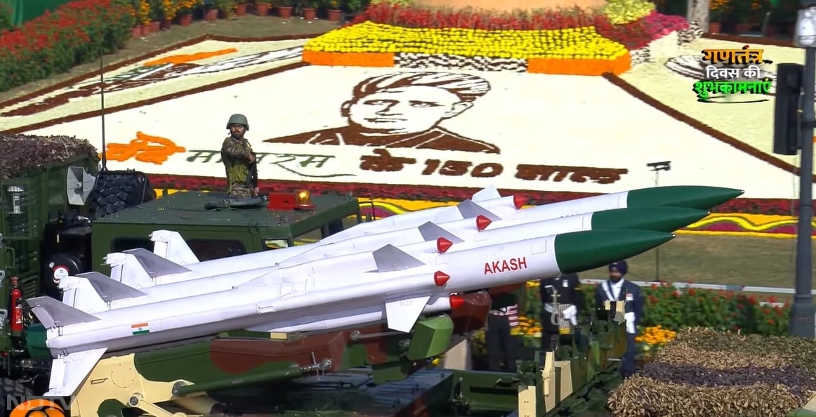 गणतंत्र दिवस की परेड में ऑपरेशन सिंदूर में पाकिस्तान को मजा चखाने वाला एयर डिफेंस सिस्टम आकाश में दिखाई दिया. भारत के इस डिफेंस सिस्टम ने पाकिस्तान के साथ संघर्ष में कमाल का काम किया था.