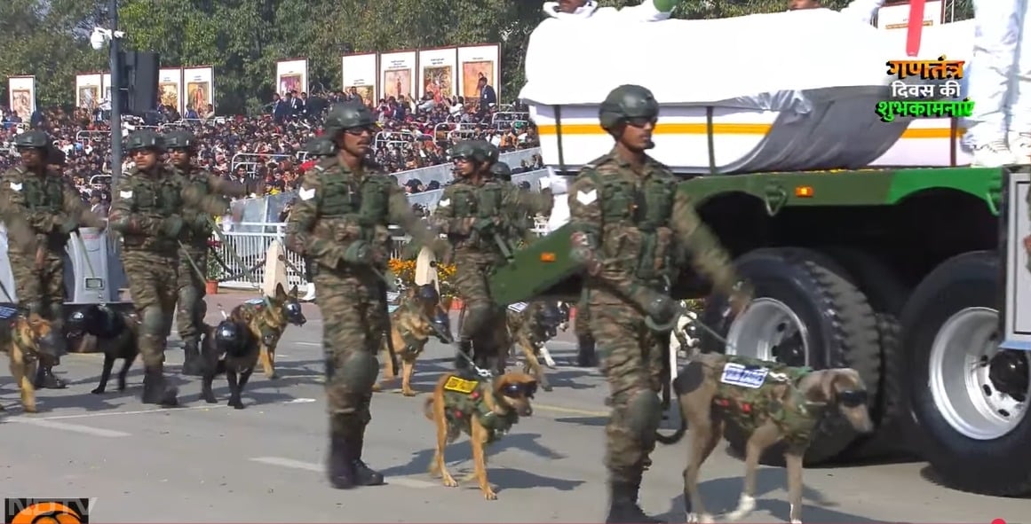 77वें गणतंत्र दिवस की परेड में भारतीय रक्षा बलों की तीनों सेवाओं की झांकी ऑपरेशन सिंदूर: एकजुटता के माध्यम से विजय को दर्शाते हुए मार्च की.