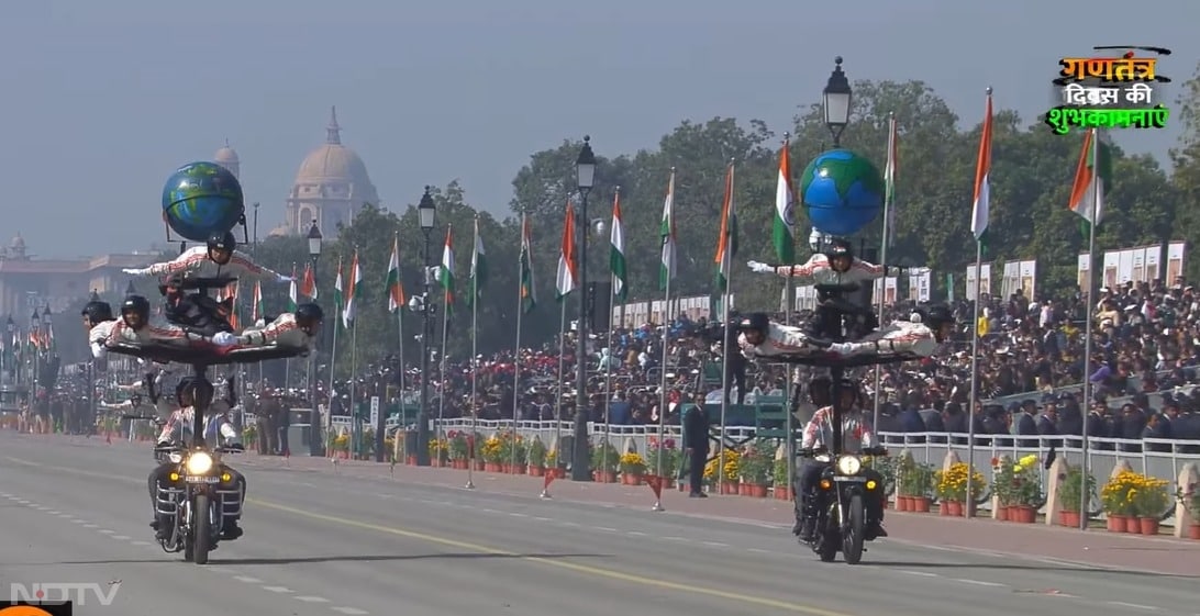 मोटरसाइकिल स्टंट, बैलेंस फॉर्मेशन, हाई‑स्किल ड्रिल और विभिन्न रेजिमेंट्स की शौर्यपूर्ण प्रस्तुतियों ने पूरे माहौल में रोमांच भर दिया.