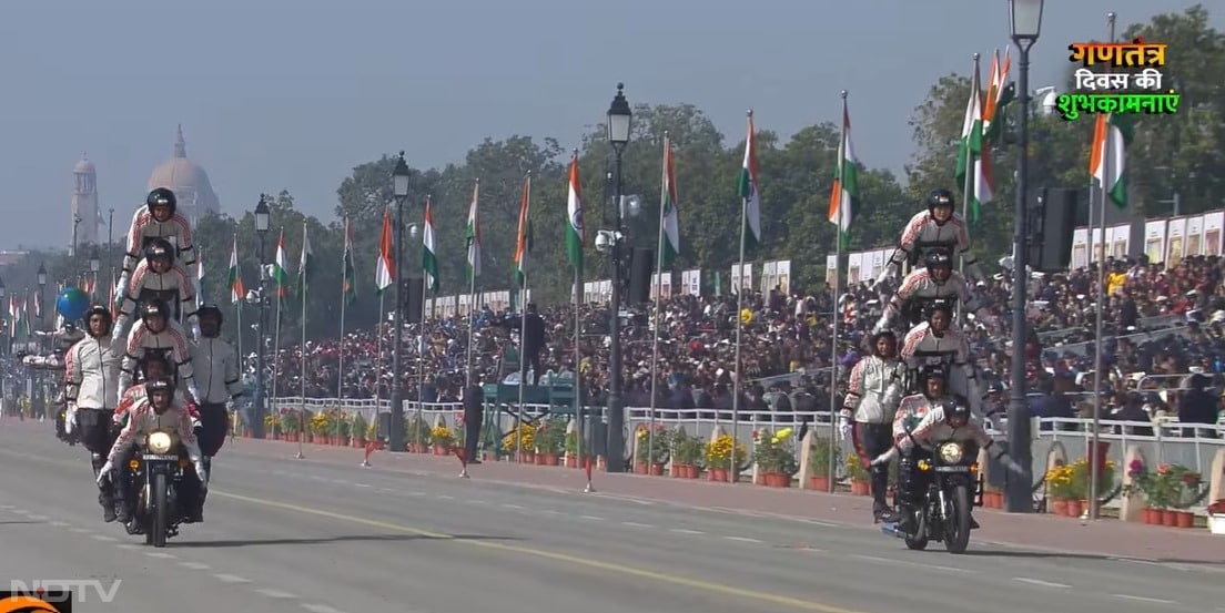 साहसी जवानों ने जिस तरह के कमाल के करतब दिखाएं, उन्हें देख परेड स्थल पर मौजूद दर्शक तालियों की गड़गड़ाहट से जवानों का हौसला बढ़ाते नजर आए.