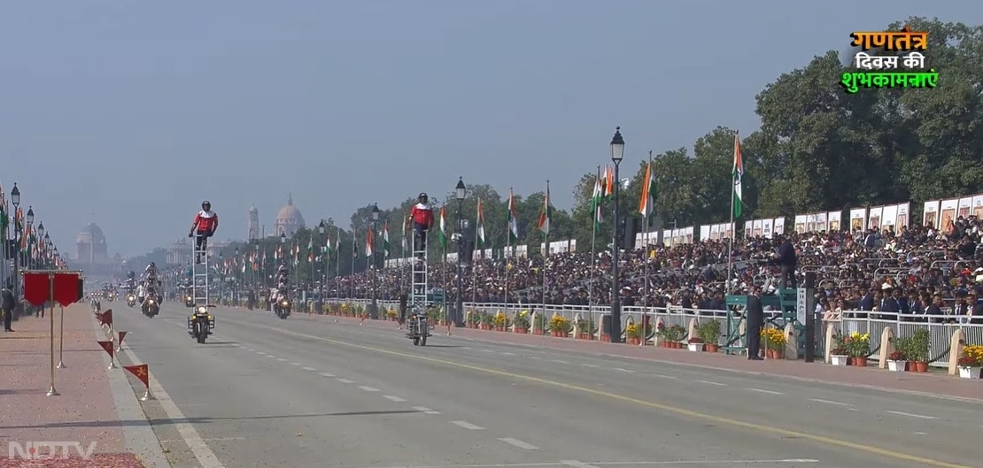 जवानों ने बुलेट मोटरसाइकिल पर हैरतअंगेज स्टंट किए जिन्हें देख हर कोई दांतों तले उंगली दबाने पर मजबूर हो गया.