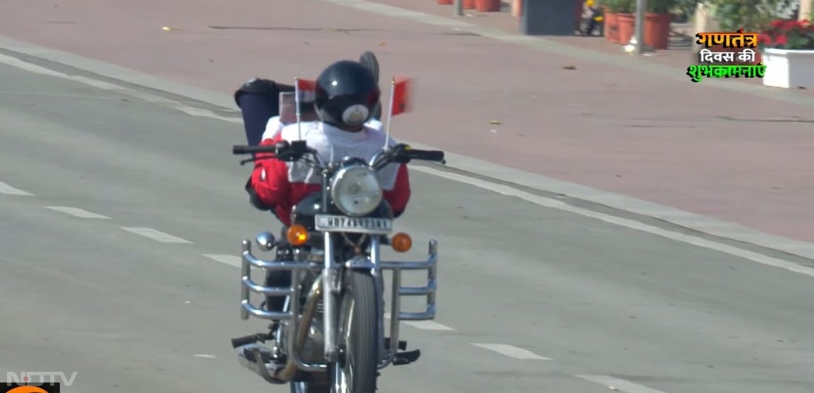 परेड में जवान मोटरसाइकिल पर कमर के बल लेटकर खतरनाक स्टंट करते हुए नजर आए. हर स्टंट बेहद शानदार था